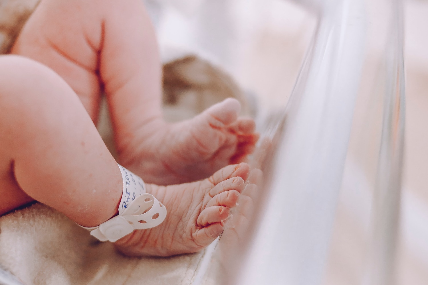 Nom du père, nom de la mère ou le double nom : que dit la loi ?