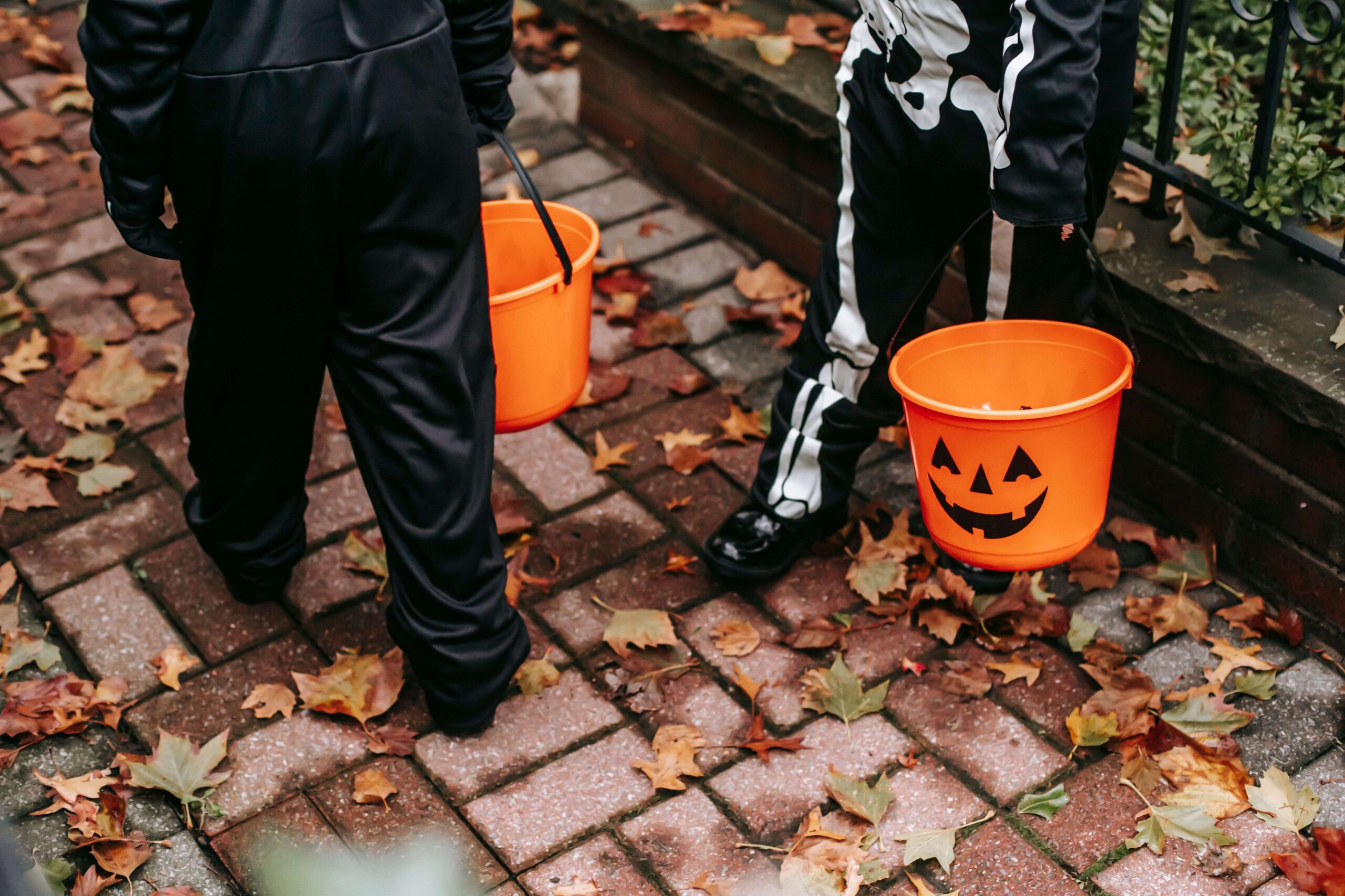 Enfants déguisés avec des seaux de bonbons pour Halloween